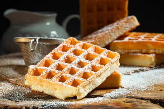 Gaufres faites maison soupoudrée de sucre glace