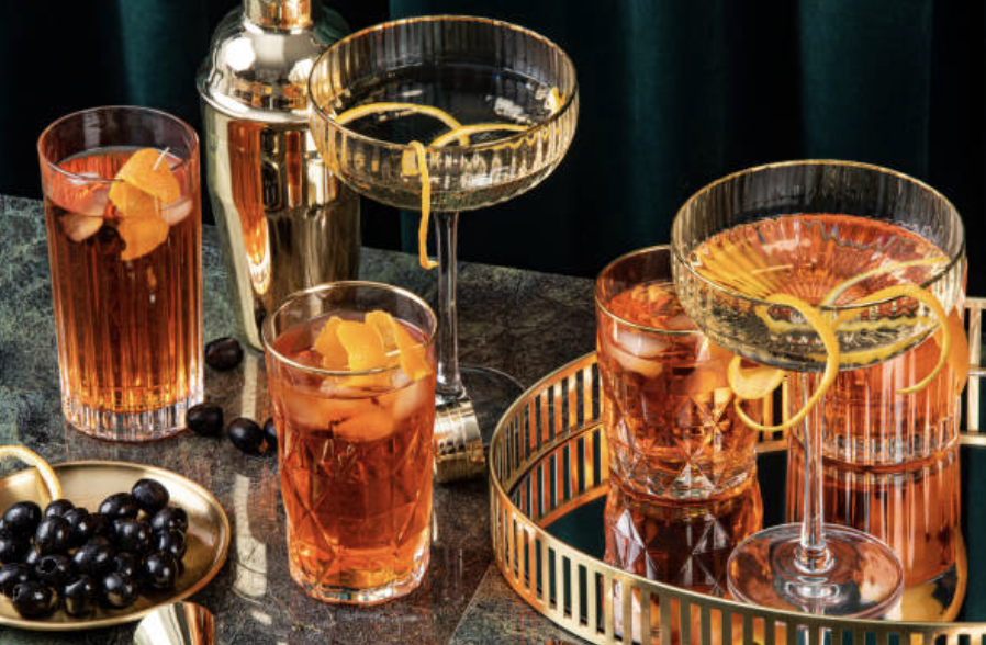 bar à cocktail dans les tons plus orangés, mettant en avant du vin de bourgogne dans des cocktails plus originaux pour une belle soirée d'été. 