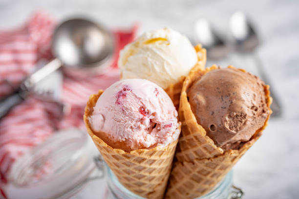 Glace Vanille, chocolat, fraise en cornet !